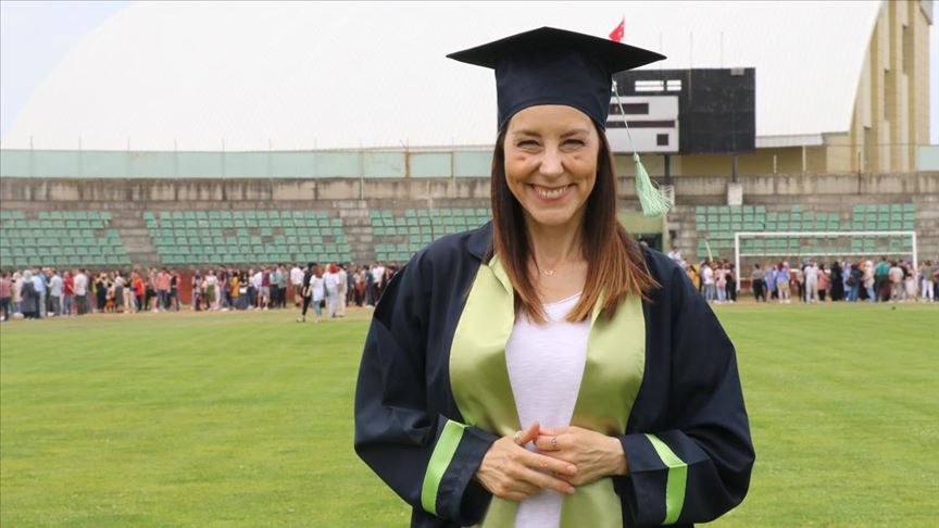 Üniversiteden 51 yaşında dereceyle mezun oldu