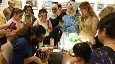گالری آثار یک هنرمند ترک-ایرانی در استانبول