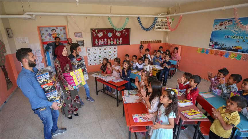 Karnameyên xwe ji destê xwendekarên Sûriyeyî hildan