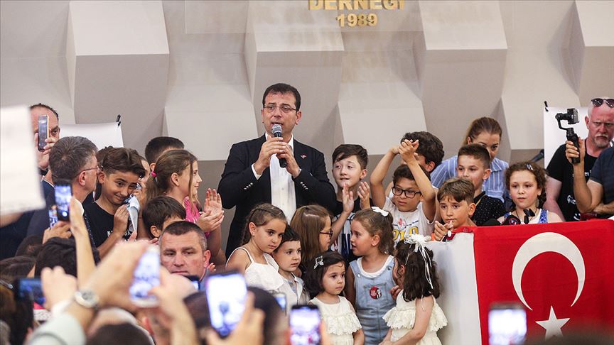 Ekrem İmamoğlu, Bayrampaşa'da vatandaşlarla buluştu