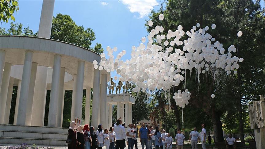 Po 1.000 balona za nedužne civile Idliba pušteno i u Skoplju i Tirani