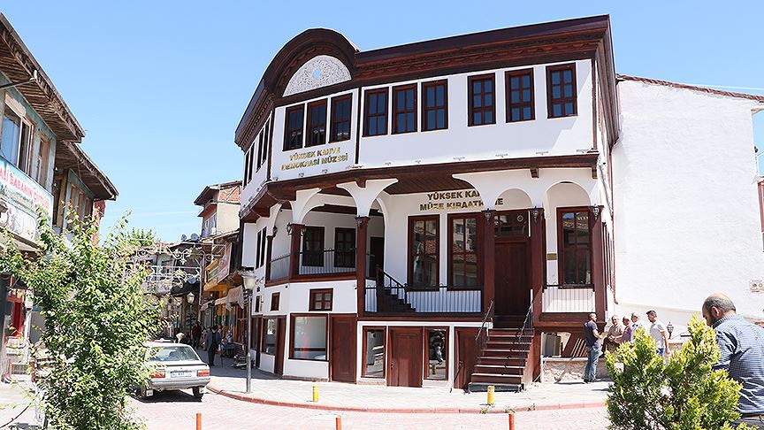 Asırlık kahvehane 'Demokrasi Müzesi'ne çevrildi
