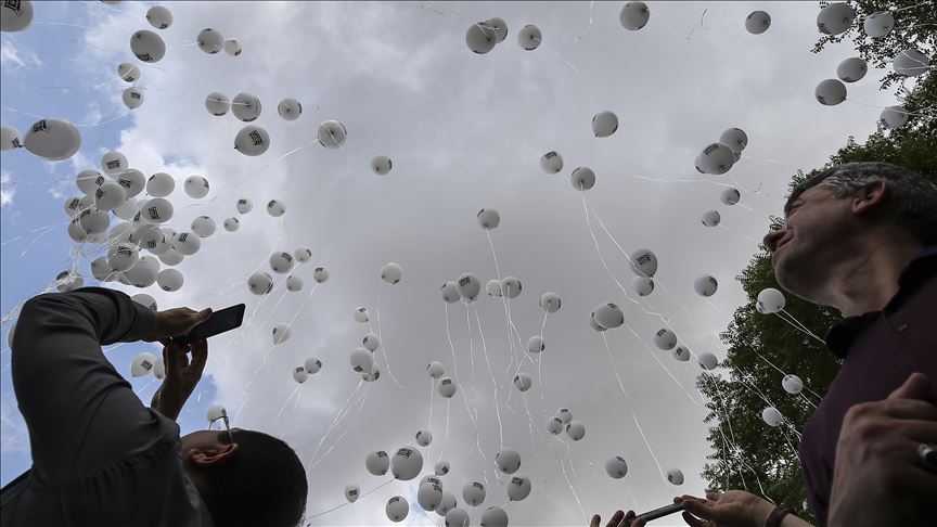 Los globos pintan el cielo en el mundo por Idlib, Siria