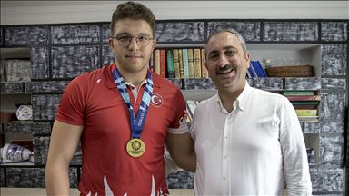 Adalet Bakanı Gül milli güreşçi Bakır'ı ziyaret etti