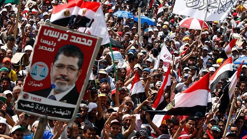 فيضان غضب وحزن على وفاة مرسي يجتاح مواقع التواصل