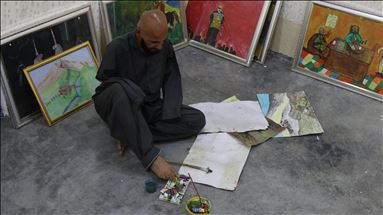ئاراس لە بری دەستەکانی بەقاچ وێنەکان دەکێشێت