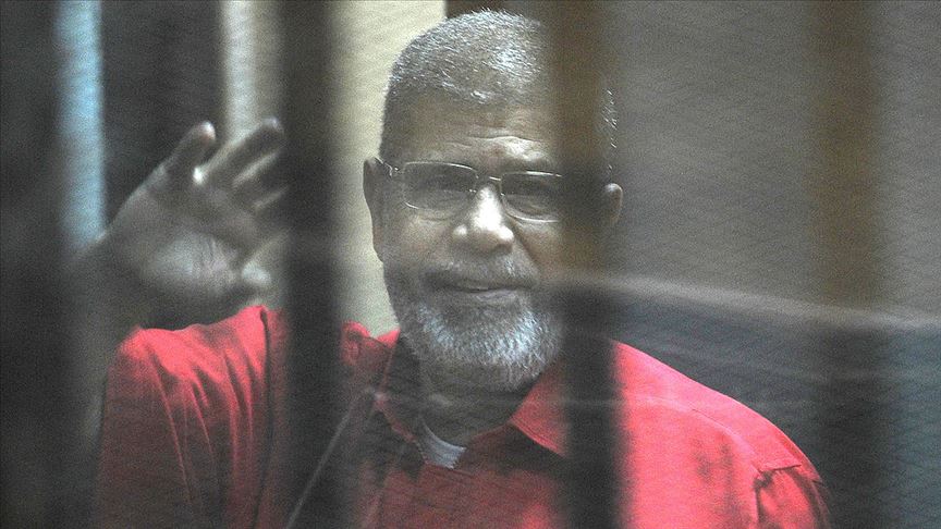 Mahkeme vefatının ardından Mursi'nin duruşmasını erteledi