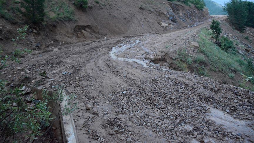 Gümüşhane'de kısa süreli sağanak hasara neden oldu