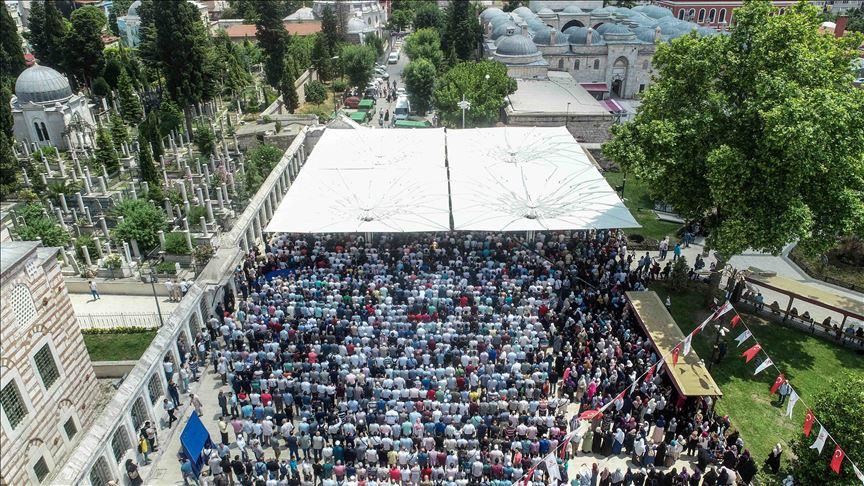 Во многу турски градови извршена погребна молитва во отсуство за Морси
