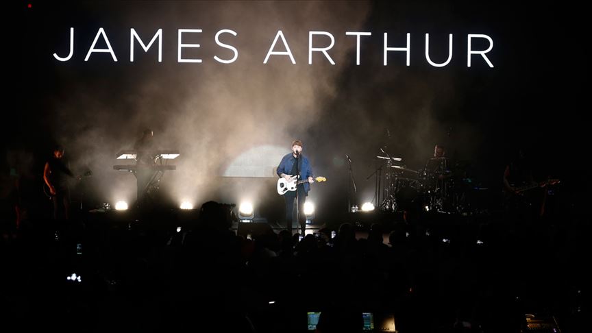 İngiliz şarkıcı James Arthur Antalya'da konser verdi