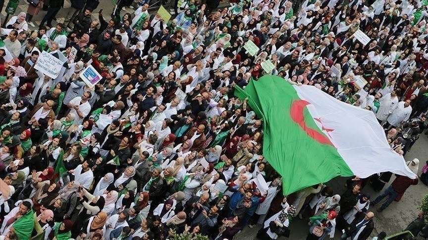 طلاب جزائريون: "يا مرسي ارتاح ارتاح.. سنواصل الكفاح"