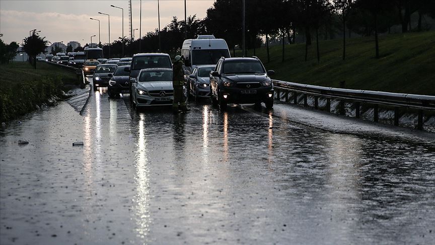 İstanbul'da sağanak hayatı olumsuz etkiledi