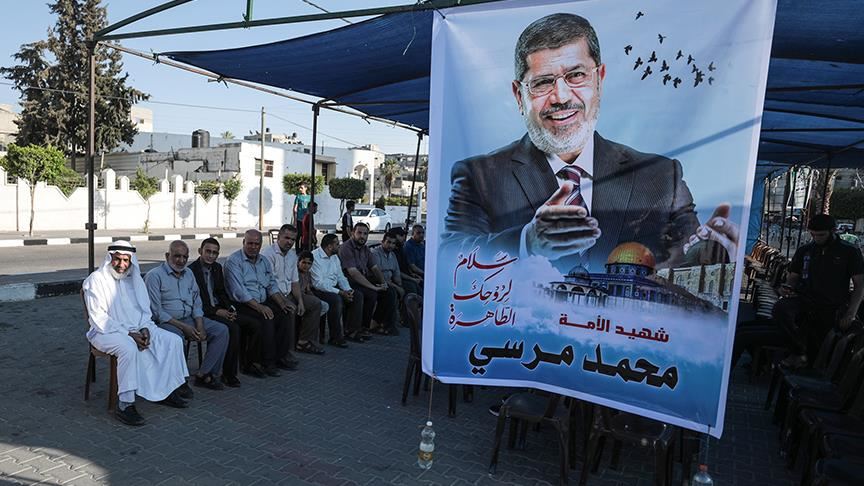 فلسطينيون في غزة يقيمون بيت عزاء لـ "مرسي"