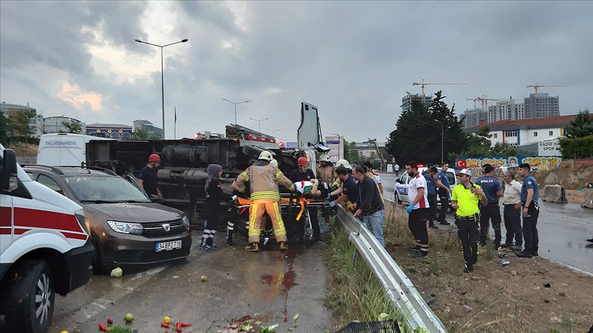 Maltepe'de 8 araç kazaya karıştı: 4 yaralı