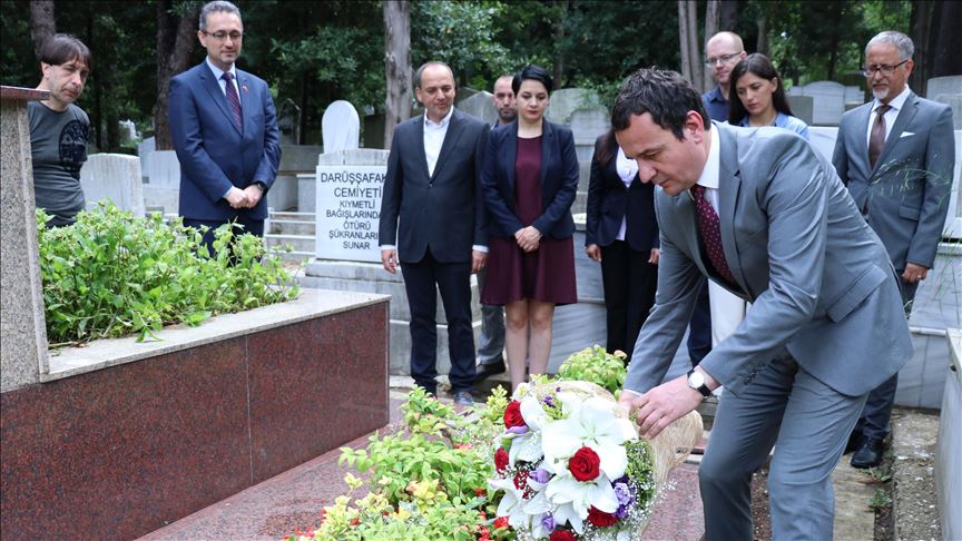 Albin Kurti viziton varrin e Sami Frashërit në Stamboll