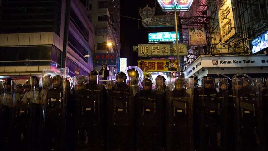 Manifestantes de Hong Kong rodean la sede de la Policía