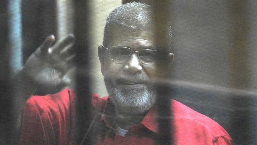 نجل مرسي يتهم السيسي ومسؤولين في نظامه بقتل والده (تغريدة)