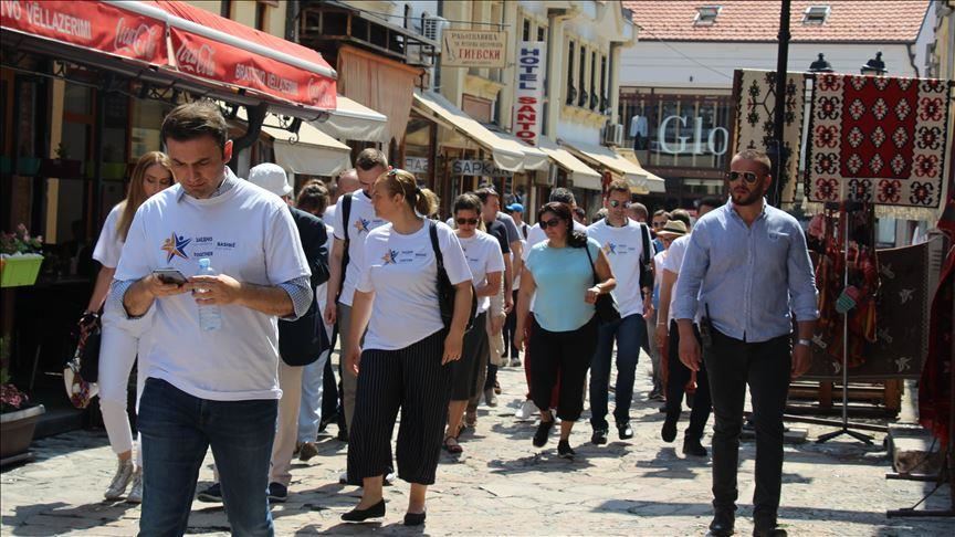 Прошетка на амбасадорите низ Скопската чаршија, промовирани знаменитостите на градот