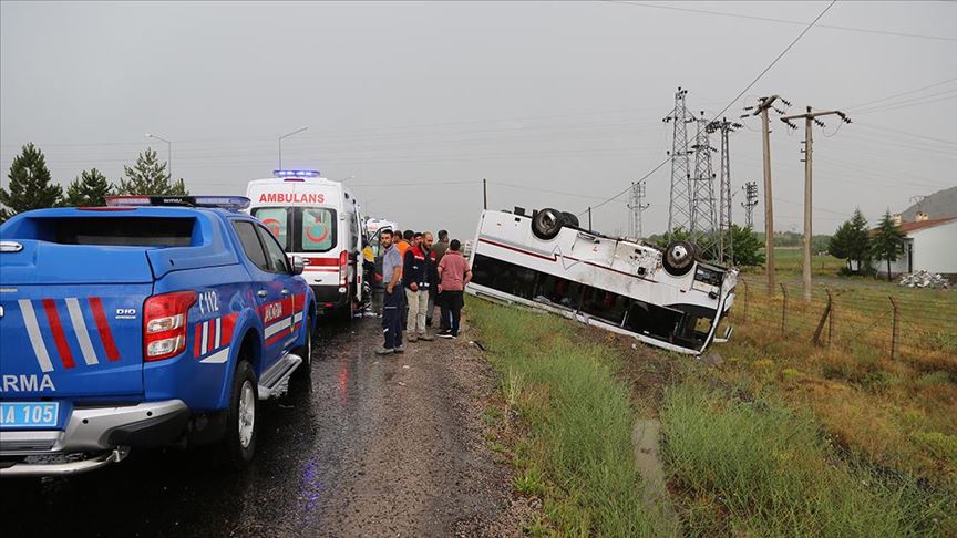 Nevşehir'de tur midibüsü ile otomobil çarpıştı: 27 yaralı