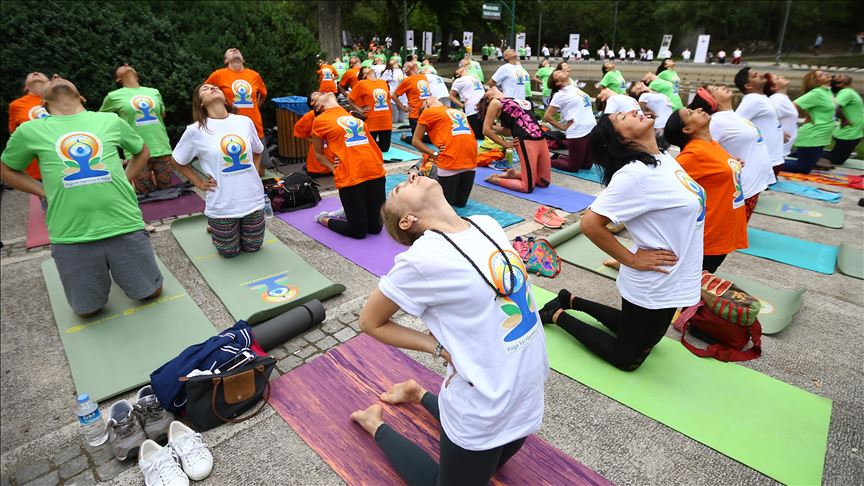 Turkish citizens detox body and mind with yoga