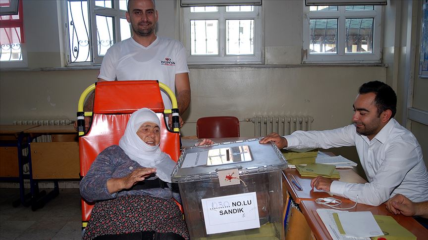 Hasta ve yaşlılar sağlık ekiplerinin yardımıyla sandığa gitti