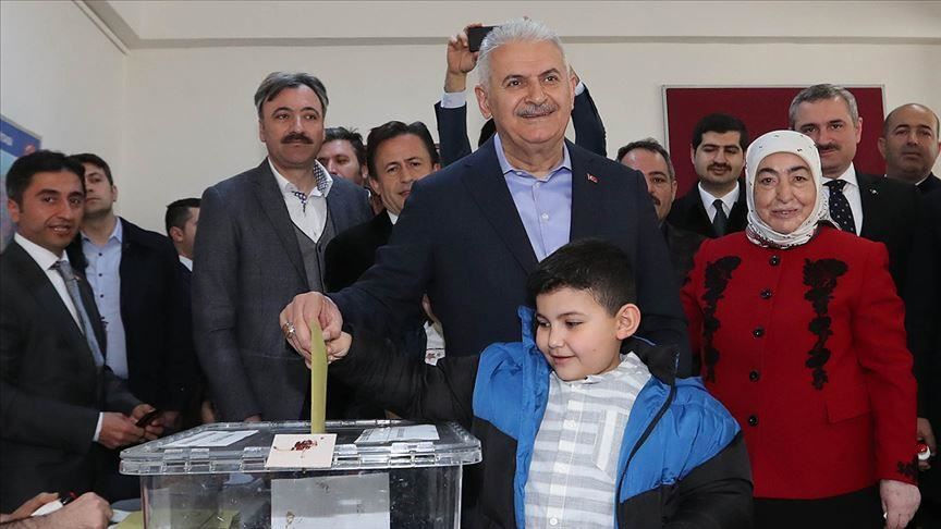 Turkey: Ruling party candidate casts vote in Istanbul