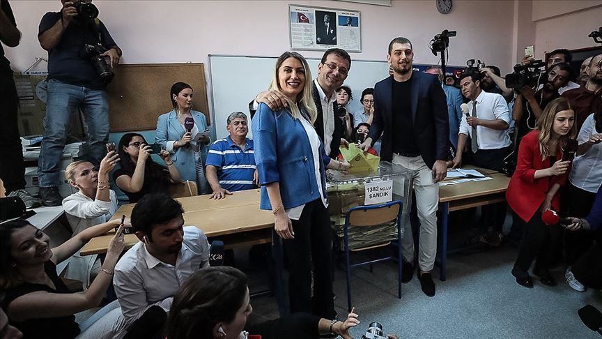 أكرم إمام أوغلو يدلي بصوته في انتخابات بلدية إسطنبول 