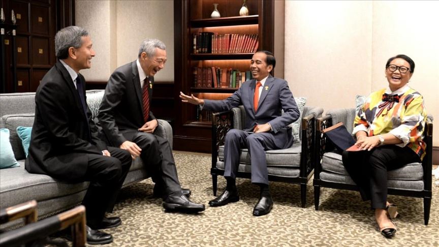 Presiden Jokowi bertemu PM Singapura sebelum pleno KTT ASEAN di Bangkok