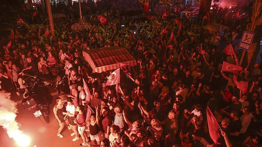 احتفالات تعم إسطنبول بفوز إمام أوغلو برئاسة البلدية