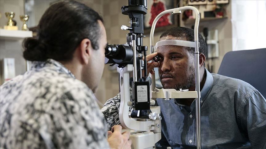 أطباء أتراك يساعدون صومالي على استعادة بصره