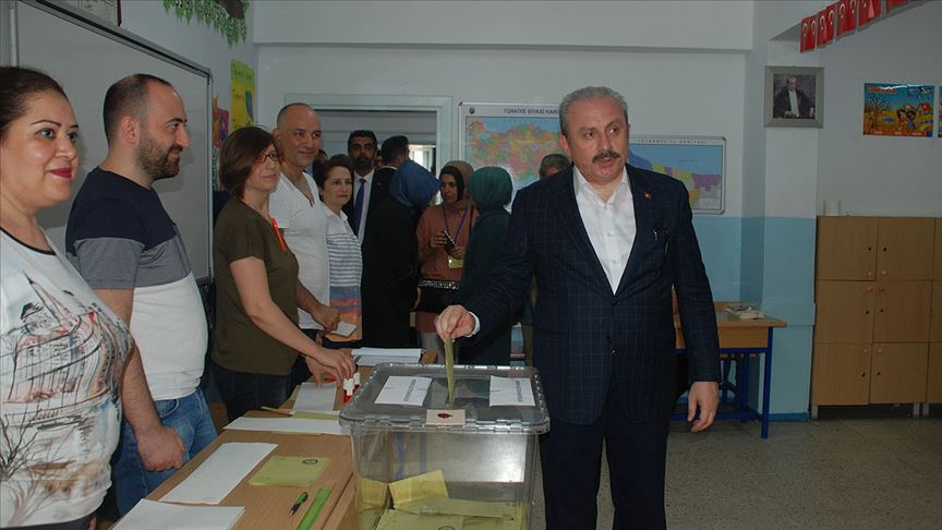 TBMM Başkanı Mustafa Şentop oyunu kullandı