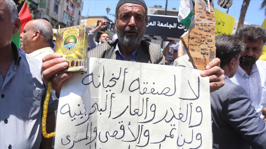 فلسطينيون ينددون بمؤتمر المنامة الاقتصادي 