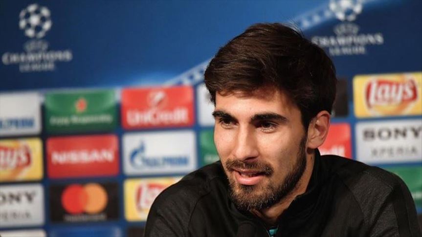 Football: Everton sign Barcelona midfielder Gomes