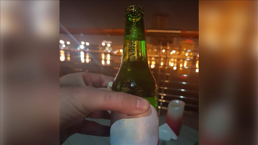 بالبيرة والصور والشال...صحفيون إسرائيليون يحتفون بوجودهم بالمنامة