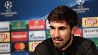 Football: Everton sign Barcelona midfielder Gomes
