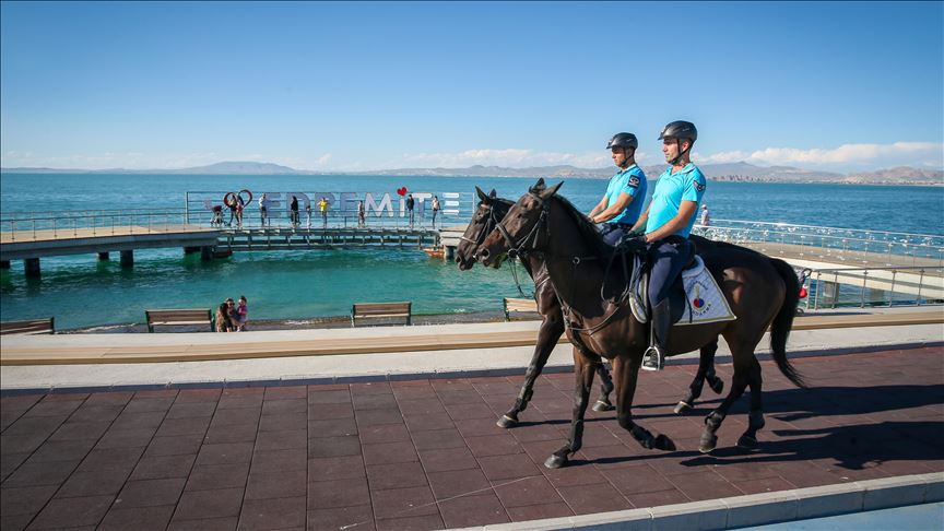 Van Gölü sahillerini atlı birlikler koruyor