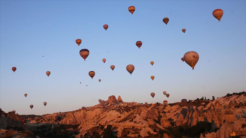 Kapadokya'da sıcak hava balonlarının görsel şöleni