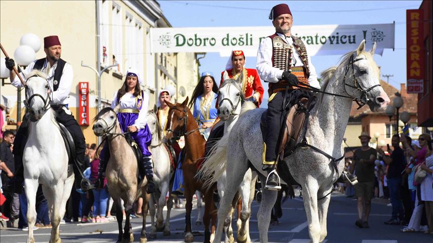 509. "Dani Ajvatovice": Više hiljada građana aplauzom dočekalo konjanike u Donjem Vakufu