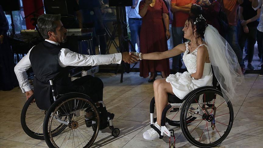 على كرسي متحرك.. "عبد الله" و"نزيهة" يحترفان الرقص