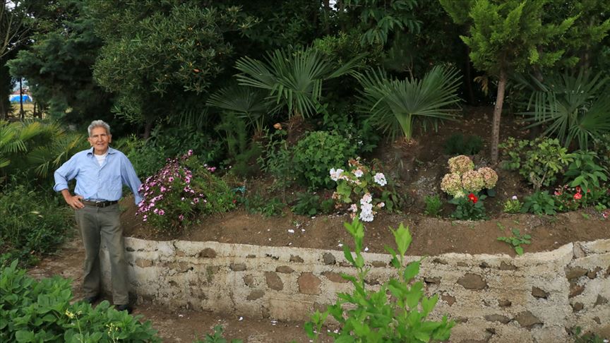 Yıllarca emek verip kıraç alanı 'botanik park' yaptı