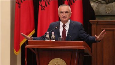 Претседателот на Албанија, Мета: „Државата бара решение на кризата“