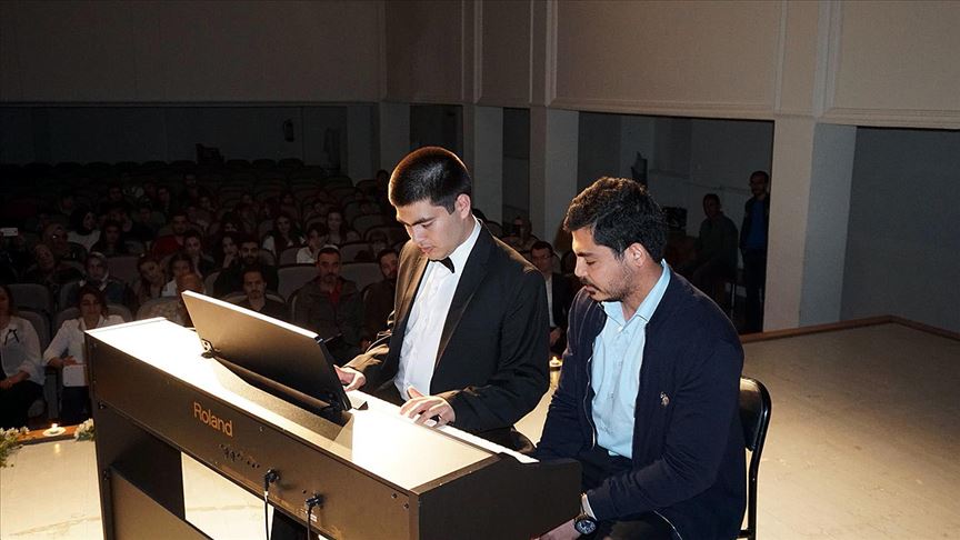 Otizmli Alper müzikteki yeteneğiyle dikkati çekiyor