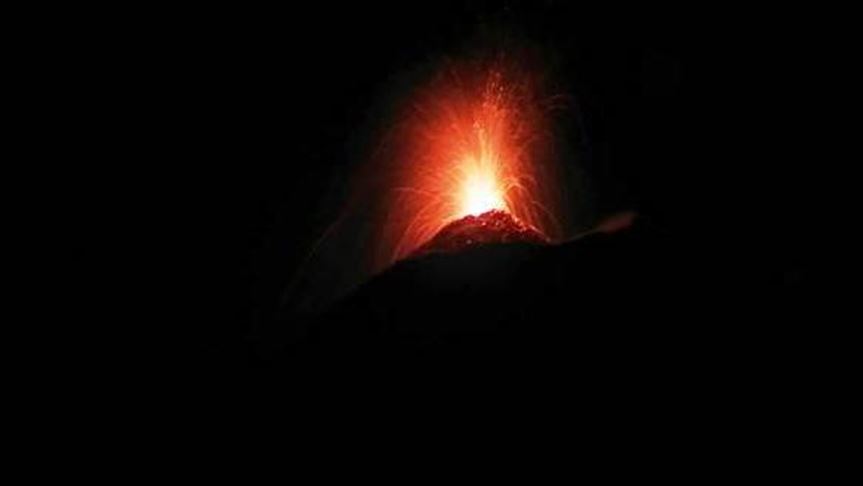 Cientos de personas huyen tras erupción volcánica en Italia