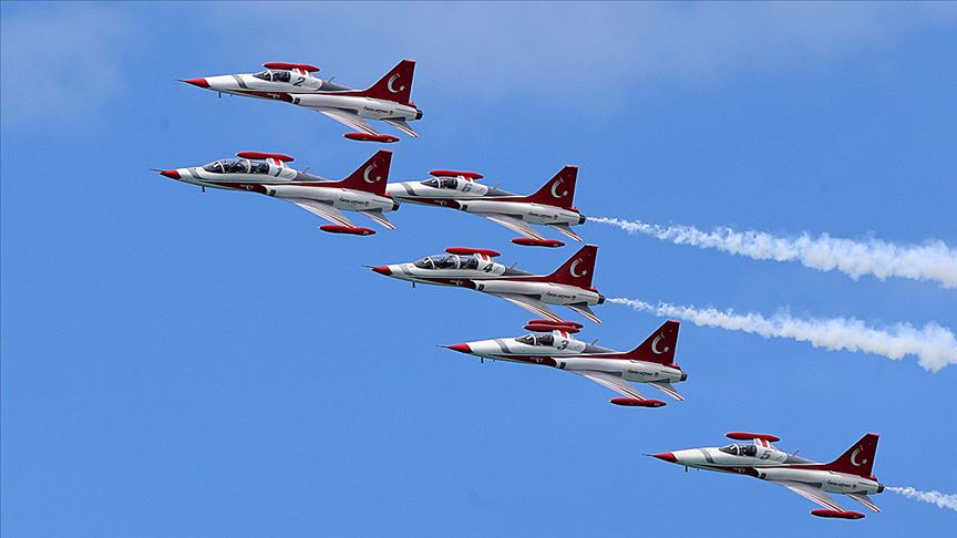 Türk Yıldızları'ndan Trabzon'da gösteri