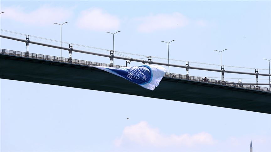 Anadolu Efes bayrağı köprüye asıldı