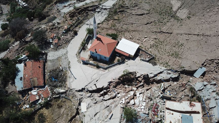 İzmir'de heyelan olan mahalle "afete maruz bölge" ilan edildi