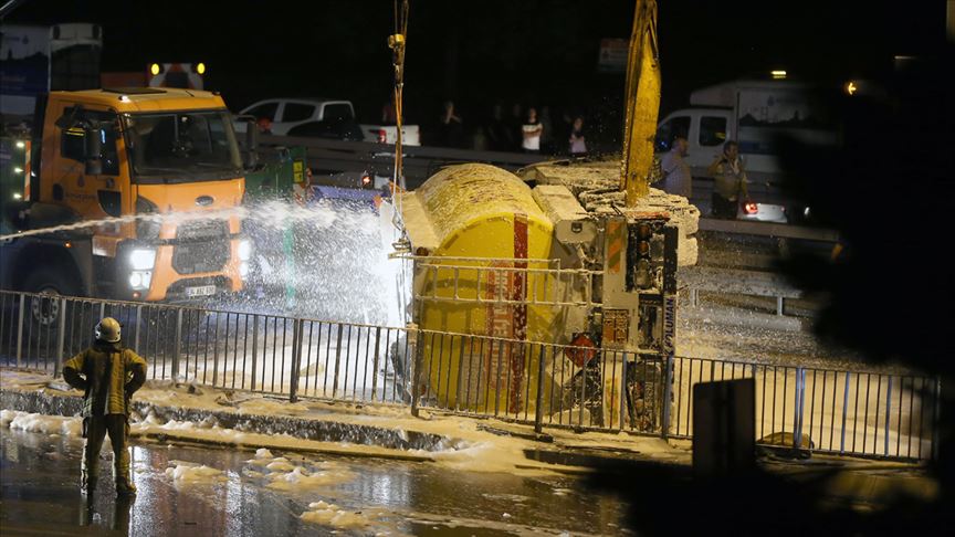 Avcılar'da akaryakıt yüklü tanker devrildi: 1 yaralı