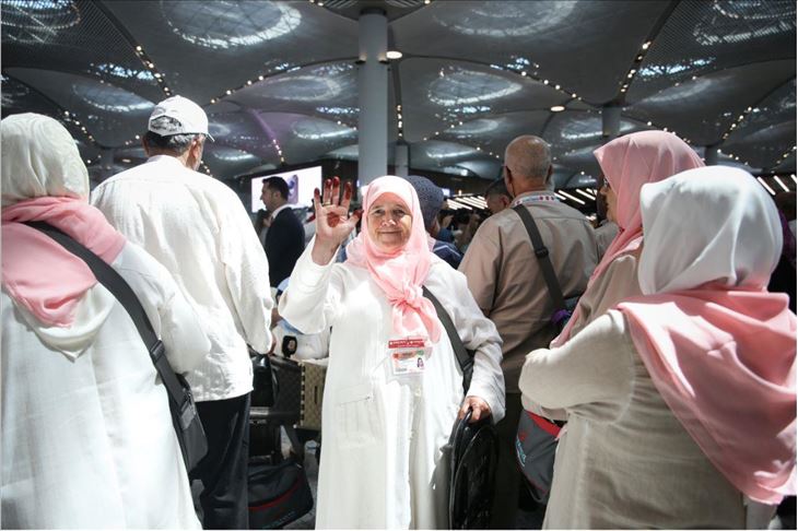 تركيا تودع أول قافلة حجيجها إلى الأراضي المقدسة من مطار إسطنبول