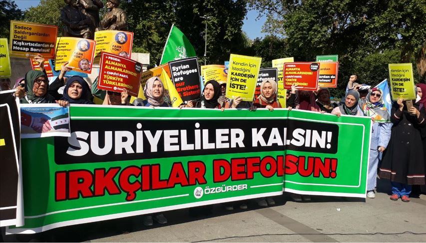 أتراك ينظمون وقفة تضامن وأخوة مع السوريين بإسطنبول