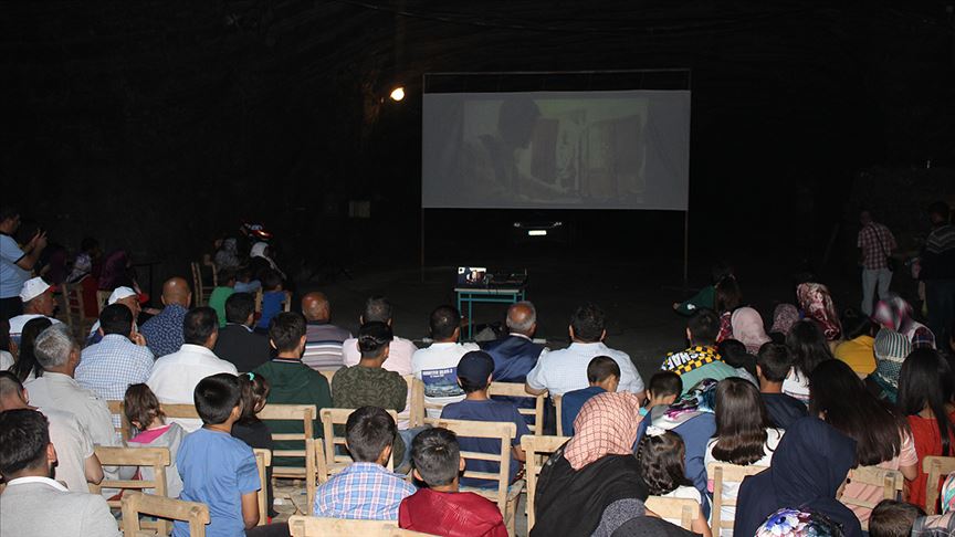 Tuz mağarasında sinema keyfi